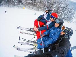 grupo de casais de meia-idade em férias de esqui nas montanhas foto