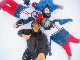 quatro amigos esquiando, amigos esquiando nas montanhas foto