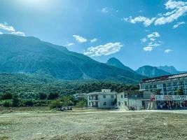 férias em um país quente e tropical. montanhas e o mar, casas de dois andares de moradores locais com vista para as rochas foto