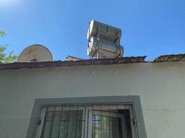 barris de aço de caldeiras com água no telhado de um edifício para aquecer água foto