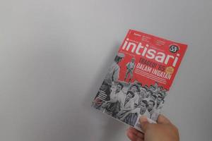 java oeste, indonésia em julho de 2022. uma mão está segurando uma revista indonésia, a saber, intisari, na edição de setembro de 2022, que discute o g 30s pki. foto