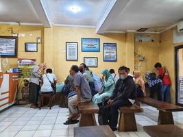 java central, indonésia em outubro de 2022. várias pessoas estão na fila e esperando no escritório de serviço bpkb ou certificado de propriedade do veículo na polícia de jepara foto