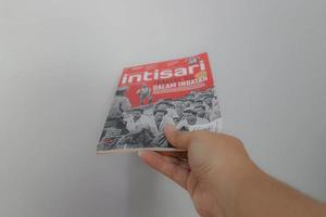 java oeste, indonésia em julho de 2022. uma mão está segurando uma revista indonésia, a saber, intisari, na edição de setembro de 2022, que discute o g 30s pki. foto
