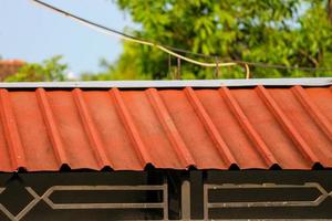 telhas de casa feitas de barro vermelho. foto