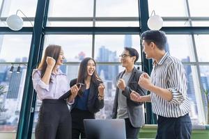 equipe de jovens empreendedores asiáticos e startups têm reunião de negócios e incentivam uns aos outros por boas energias para realizar um plano de marketing bem-sucedido foto