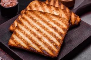 saborosas fatias de pão fresco e crocante em forma de torrada grelhada foto