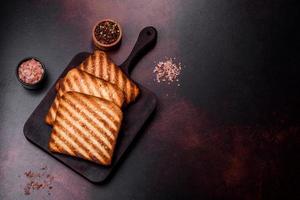 saborosas fatias de pão fresco e crocante em forma de torrada grelhada foto