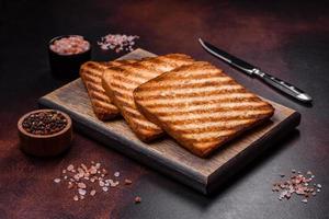 saborosas fatias de pão fresco e crocante em forma de torrada grelhada foto