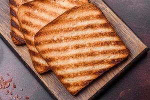 saborosas fatias de pão fresco e crocante em forma de torrada grelhada foto