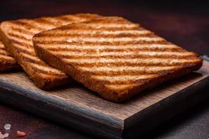 saborosas fatias de pão fresco e crocante em forma de torrada grelhada foto