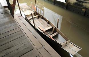 barco tailandês de madeira vazio flutuando no canal foto
