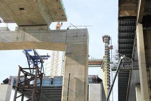 grande canteiro de obras. ponte pênsil execução de fundação. foto