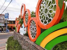 probolinggo, indonésia. nov. 2022 - arquitetura colorida em um canto da cidade indonésia de probolinggo foto