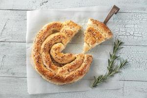 torta filo espiral com queijo feta foto
