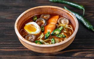 tigela de ramen com salmão foto