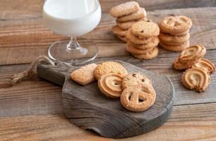 biscoitos de manteiga com copo de leite foto