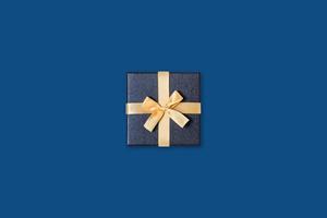 uma caixa de presente em fundo azul. foto