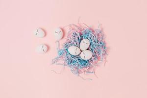 ovos em um fundo rosa. foto