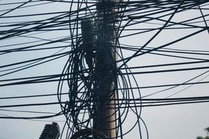 foto de postes elétricos bagunçados