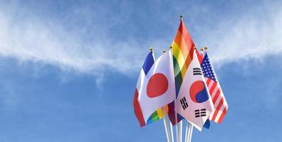 bandeiras de arco-íris isoladas e bandeiras de muitos países, fundo nublado e azul, caminhos de recorte, conceito para celebração dos gêneros lgbtqai no mês do orgulho em todo o mundo, foco suave e seletivo. foto