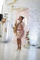 linda garota tocando saxofone foto