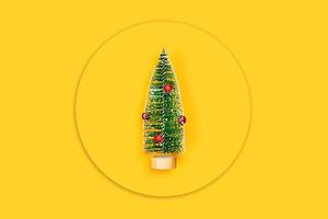 fundo amarelo com árvore de natal. foto