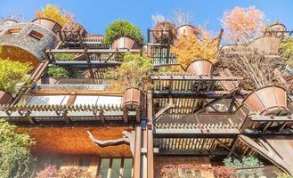 imobiliário edifício residencial verde em turin, itália. exterior com design moderno, plantas e madeira integradas. foto