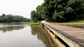 belas paisagens naturais, lago com ponte de madeira, papel de parede da natureza, fundo da paisagem foto