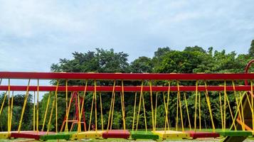 ponte colorida no parque infantil, recreação ao ar livre foto