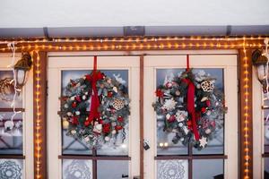 portas de vitral decoradas com guirlandas de natal para férias de natal e inverno foto