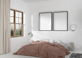 duas molduras verticais vazias na parede branca no quarto moderno. mock up interior em estilo escandinavo. espaço livre para foto, pôster. cama, planta. renderização 3D.