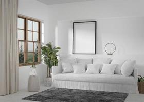 moldura vertical vazia na parede branca na moderna sala de estar. mock up interior em estilo minimalista e contemporâneo. livre, copie o espaço para sua foto. sofá, carpete. renderização 3D. foto