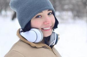 retrato de inverno de jovem com fones de ouvido foto