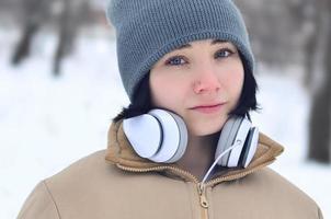 retrato de inverno de jovem com fones de ouvido foto