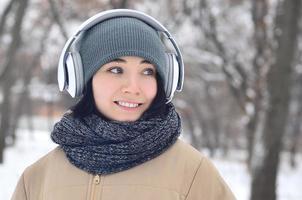 retrato de inverno de jovem com fones de ouvido foto