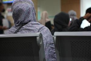 uma mulher está esperando na fila para tratamento foto tirada por trás