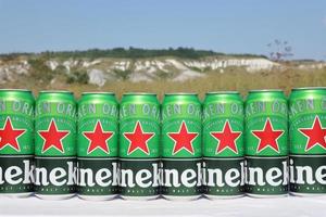 kharkov, ucrânia - 31 de julho de 2021 latas verdes de cerveja heineken lager produzidas pela cervejaria holandesa heineken nv foto