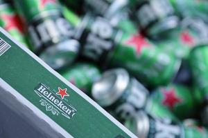 kharkov, ucrânia - 31 de julho de 2021 latas verdes de cerveja heineken lager produzidas pela cervejaria holandesa heineken nv foto