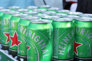 kharkov, ucrânia - 31 de julho de 2021 latas verdes de cerveja heineken lager produzidas pela cervejaria holandesa heineken nv foto