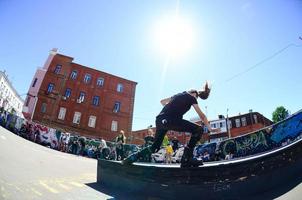 kharkiv, ucrânia - 27 de maio de 2018 patinação durante o festival anual de culturas de rua foto