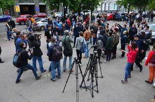 kharkov, ucrânia - 17 de maio de 2017 discussões entre a organização de nazistas e patriotas contra ativistas da primeira ação lgbt em kharkov foto