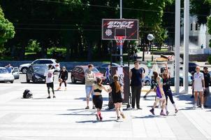 Kharkiv, Ucrânia - 27 de maio de 2018 equipes femininas jogam streetball ao ar livre durante o festival anual de culturas de rua foto