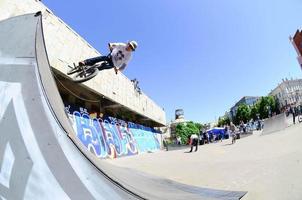 kharkiv, ucrânia - 27 de maio de 2018 pilotos de bmx freestyle em um skatepark durante o festival anual de culturas de rua foto