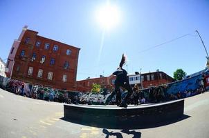 kharkiv, ucrânia - 27 de maio de 2018 patinação durante o festival anual de culturas de rua foto