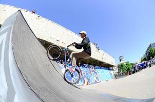 kharkiv, ucrânia - 27 de maio de 2018 pilotos de bmx freestyle em um skatepark durante o festival anual de culturas de rua foto