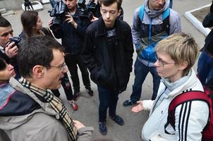 kharkov, ucrânia - 17 de maio de 2017 discussões entre a organização de nazistas e patriotas contra ativistas da primeira ação lgbt em kharkov foto