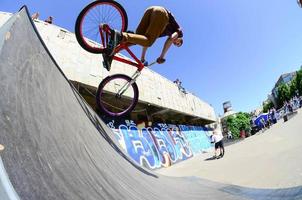 kharkiv, ucrânia - 27 de maio de 2018 pilotos de bmx freestyle em um skatepark durante o festival anual de culturas de rua foto