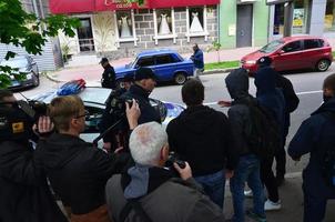 kharkov, ucrânia - 17 de maio de 2017 bloqueando a saída de carros da polícia por ativistas de direita de kharkiv durante o colapso da manifestação lgbt em kharkov foto