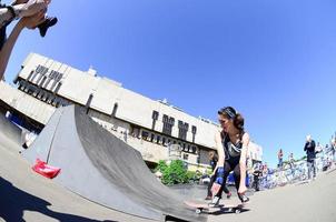 Kharkiv, Ucrânia - 27 de maio de 2018 concurso de skate no parque de skate ao ar livre durante o festival anual de culturas de rua foto