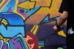 kharkov, ucrânia - 27 de maio de 2017 festival de artes de rua. jovens desenham grafite em paredes de madeira portáteis no centro da cidade. o processo de pintura em paredes com latas de aerossol foto